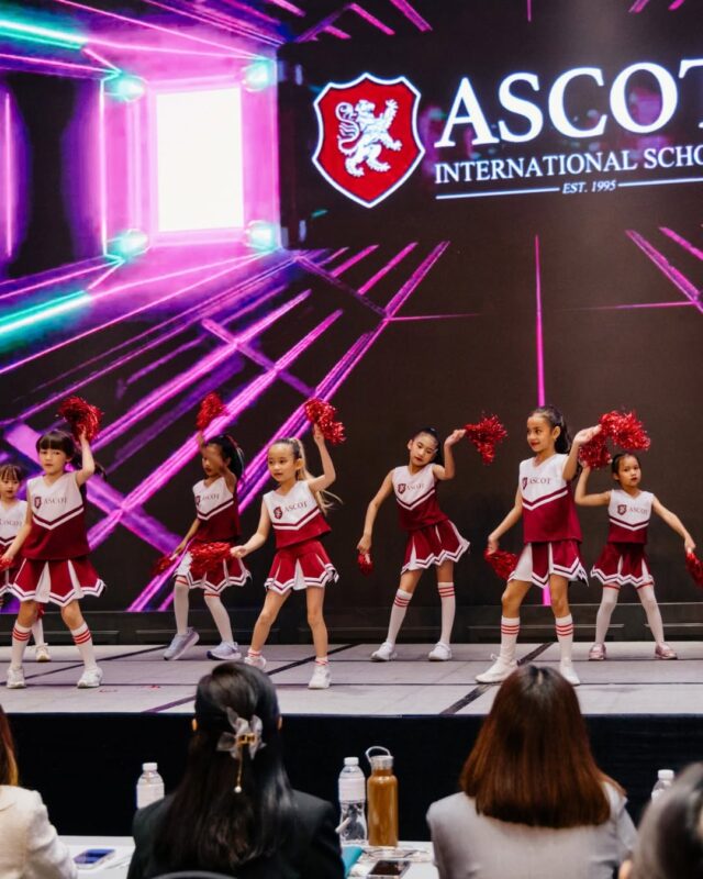 Ascot Cheerleader Team (6)